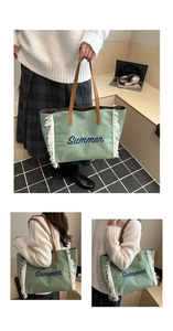 Détail d'un sac cabas en toile vert clair avec broderie Summer et bordures à franges blanches