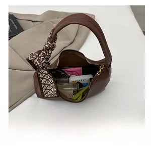 Innenansicht der braunen Ledertasche mit Platz für Parfüm, Brieftasche und Make-up