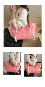 Vues détaillées du cabas en toile rose avec broderie Summer et bords effilochés blancs