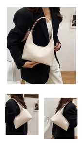 Details der cremefarbenen Hobo-Tasche mit Kieselleder und dekorativem Seidenschal