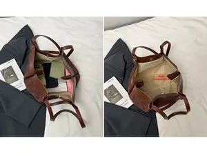 Détail du compartiment intérieur spacieux et de la poche principale du cabas en daim marron