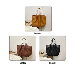 Détail du grand sac cabas en mélange de textures de cuir disponible en trois coloris