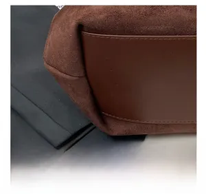Gros plan des coutures précises et du daim marron d'un grand sac cabas en toile