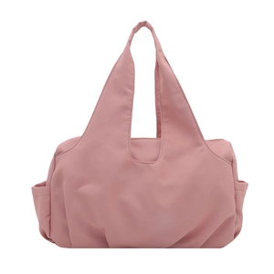 Sac fourre-tout léger en nylon rose avec poches latérales et design minimaliste
