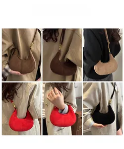 Modèles portant des sacs demi-lune haute capacité en plusieurs coloris et fini mat