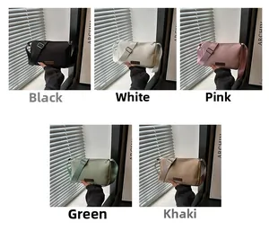Sacs à bandoulière en nylon tendance en noir, blanc, rose, vert et kaki, vue détaillée