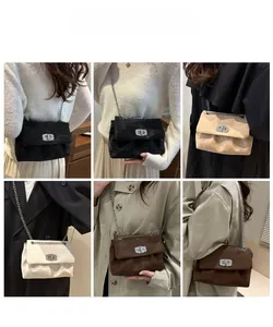 Detailansicht der gerafften Kettentaschen in Schwarz, Beige, Weiß und Dunkelbraun Farben