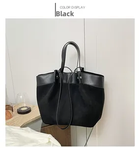Détail du grand sac cabas noir avec empiècements en daim mat et cuir brillant
