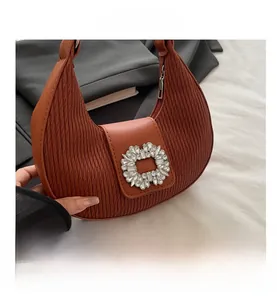 Détail du sac croissant plissé marron rouille avec boucle carrée en strass brillants