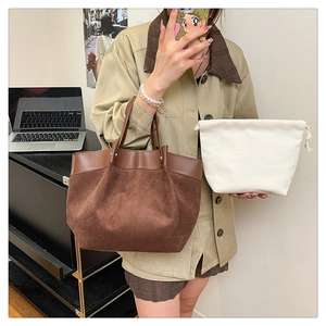 Détail du sac cabas en daim marron avec pochette intérieure en toile blanche en photo lifestyle