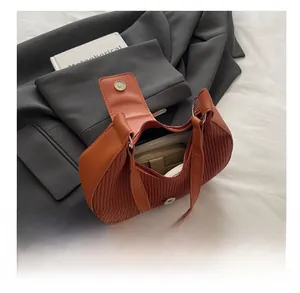 Vue détaillée de l'intérieur du sac croissant plissé orange montrant sa grande capacité