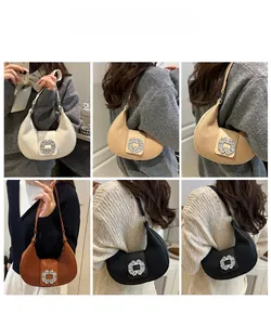 Détails des sacs demi-lune plissés avec boucles carrées en strass déclinés en quatre couleurs