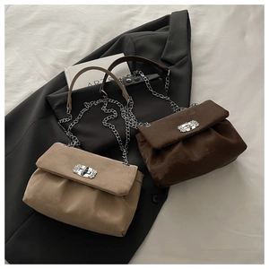 Detail von plissierten Wolken-Taschen in Beige und Braun mit Metallketten und Kristallschnallen