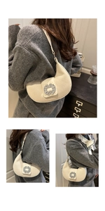 Détail du sac demi-lune crème avec texture plissée et boucle ornée de strass brillants