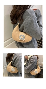 Détail du sac demi-lune beige plissé avec une boucle étincelante en strass