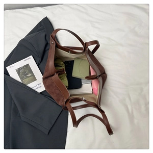 Vue de dessus montrant l'intérieur spacieux du sac cabas en daim marron à fermoir magnétique
