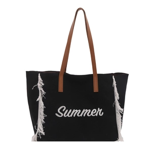 Sac cabas en toile noire avec anses en cuir marron, lettrage Summer et franges blanches
