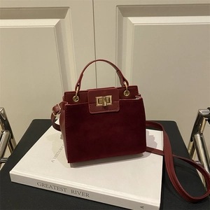 Fashionable burgundy leather shoulder bag with suede拼接 and gold metal lock detail
