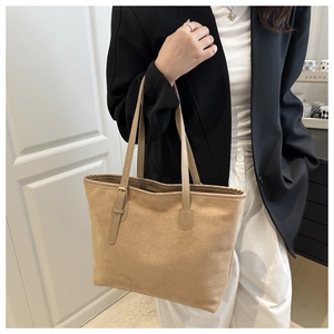 Détail de la bandoulière réglable et texture daim doux sur un grand sac cabas kaki