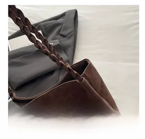 Details einer dunkelbraunen Tote Bag mit Leopardenmuster, Webgriffen und Seidenschal