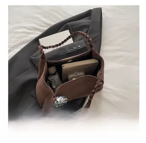 Draufsicht der großen matten Leder-Tote-Bag mit viel Stauraum für alle täglichen Dinge