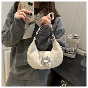 Dettaglio della borsa hobo in velluto a coste bianco con fibbia quadrata di strass lucidi
