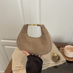 Sac à main hobo taupe chic en daim avec boucle dorée et bandoulière réglable