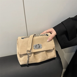 Sac bandoulière plissé beige chic avec fermoir diamanté et chaîne élégante