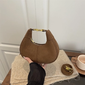 Sac hobo demi-lune en daim marron avec poignée dorée pour la mode minimaliste 2025