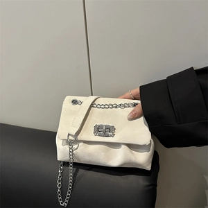 Sac à bandoulière ivoire plissé avec boucle en strass et bandoulière chaîne argentée