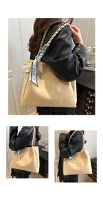 Detail der cremefarbenen Leopard-Prägung-Tasche mit geflochtenem Griff und Paris-Seidenschal
