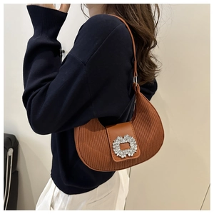 Dettaglio della borsa hobo marrone plissettata con fibbia di lusso in strass