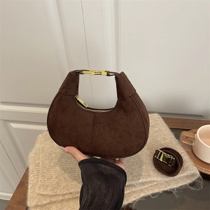Sac hobo en daim marron avec boucle dorée et bandoulière amovible réglable