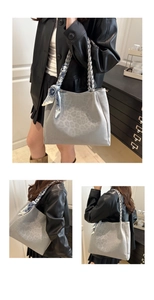 Makro-Detail der Totebag mit Leopardenmuster, Webgriffen und dekorativem Seidenschal