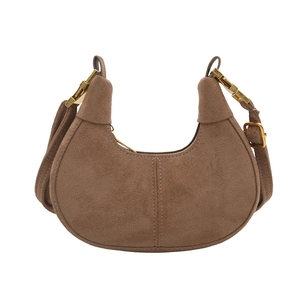 Sac demi-lune en daim marron avec boucle dorée pour porté épaule ou en bandoulière stylé