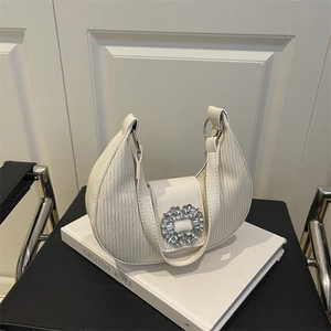 Borsa hobo a mezzaluna bianca con fibbia in cristallo e texture plissettata
