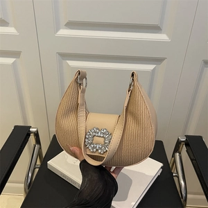 Borsa a mezzaluna beige plissettata con fibbia quadrata di strass in posa a mano moda