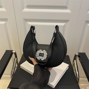 Elegante borsa a mezzaluna nera in pelle plissettata con fibbia di cristallo