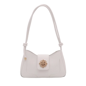 Elegante bolso baguette blanco crema de piel sintética con hebilla decorativa dorada en fondo