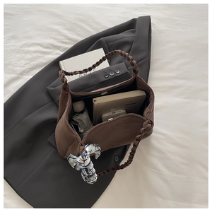 Detail der dunkelbraunen Wildleder-Tote Bag mit geflochtenem Griff und Seidenschal