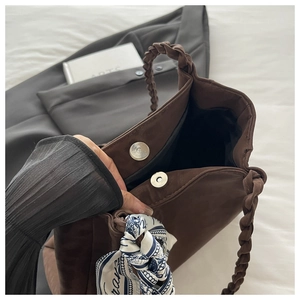 Detail der Leopard-Tasche mit gewebtem Griff, Magnetverschluss und Seidenschal-Dekor