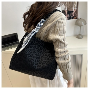 Detail der großen Totebag mit Leopardenmuster und blauem Schal am Griff in modernem Stil