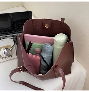 Vue détaillée du grand compartiment intérieur d'un cabas avec tablette et accessoires