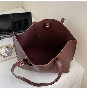 Détail du grand sac cabas marron foncé avec boucle magnétique dorée et texture en cuir