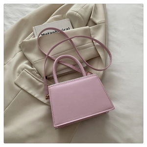 Detail der rosa Lackledertasche mit Glitzerrand und goldenen Beschlägen für Damen