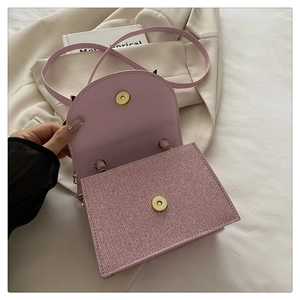 Detail der rosa gewebten Handtasche mit Magnetverschluss und weichem Innenfutter