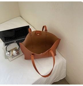 Sac fourre-tout marron en cuir avec lettrage et fermeture magnétique pratique