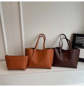Vue détaillée du grand sac cabas en similicuir marron avec sa pochette intérieure