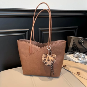 Women Litchi Grain PU Leather Tote Bag Large Capacity Chic Minimalist Commuter Shoulder Handbag With Leopard Heart Pendant
