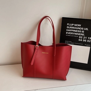 Grand cabas minimaliste en cuir rouge mat avec doubles anses et intérieur spacieux